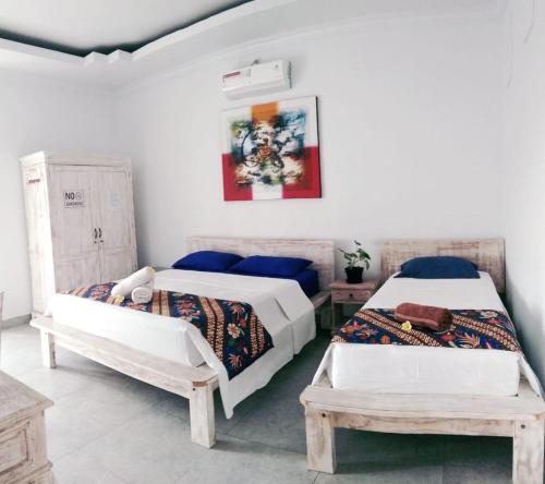 En eller flere senger på et rom på Pondok Kembar Homestay