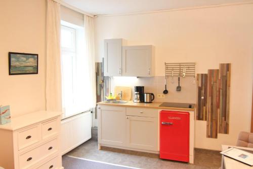 Η κουζίνα ή μικρή κουζίνα στο Kapitaenshaus-Lassen-Zimmer-Blanker-Hans