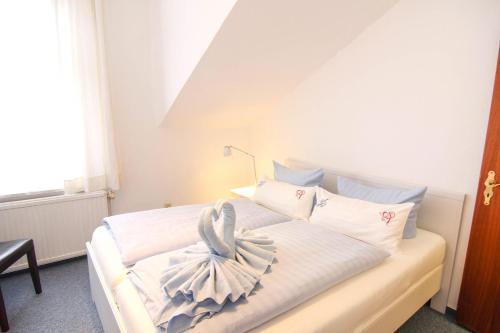 Ένα ή περισσότερα κρεβάτια σε δωμάτιο στο Kapitaenshaus-Lassen-Zimmer-Blanker-Hans