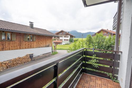- une vue depuis le balcon d'une maison dans l'établissement Alpenglühen, à Ofterschwang