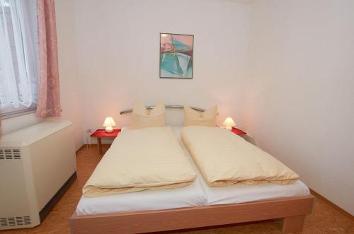 1 Schlafzimmer mit 2 Betten und 2 Lampen in der Unterkunft Ferienwohnung am Berg (2 Erw. & 2 Kinder bis14 Jahre) in Groß Banzelvitz