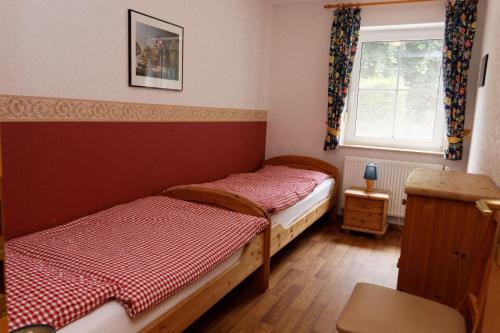 2 camas en una habitación pequeña con ventana en Ferienwohnung-Nr-2 en Schillsdorf