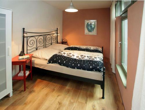 ein Schlafzimmer mit einem Bett und einem Tisch darin in der Unterkunft Altstadt Ferienwohnung Torgau in Torgau