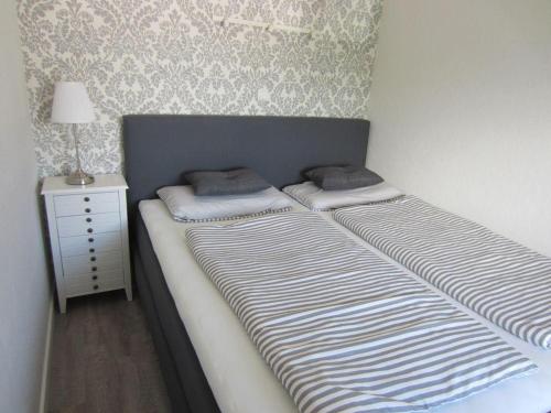 2 camas individuales en una habitación con mesita de noche en Ferienwohnung-Oben en Elisabeth-Sophien-Koog