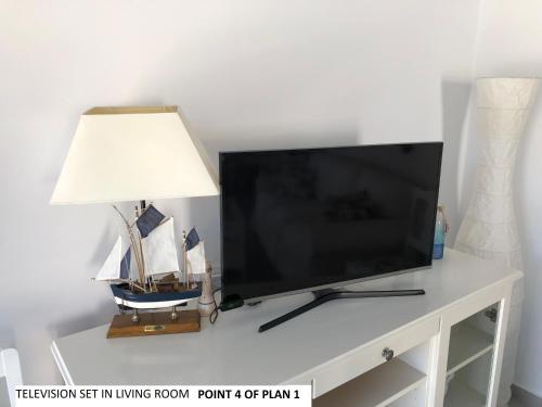 TV a/nebo společenská místnost v ubytování Aegean Dream 1