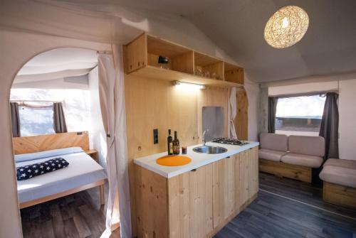 Camping Europa tesisinde bir banyo