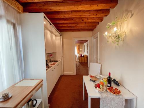 eine Küche und ein Esszimmer mit einem Tisch mit Essen drauf in der Unterkunft Ai Savi di Venezia in Venedig