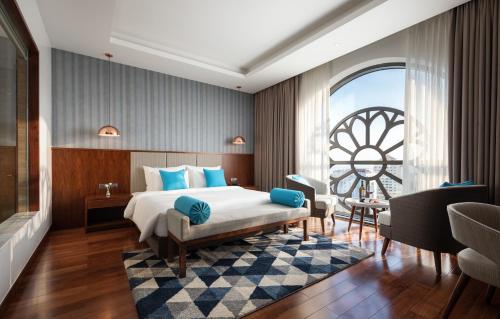 Кровать или кровати в номере D'Lecia Ha Long Hotel