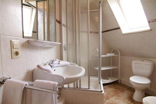ヴェスターラントにあるHaus-Meisennest-Wohnung-Meiseのバスルーム(シンク、シャワー、トイレ付)