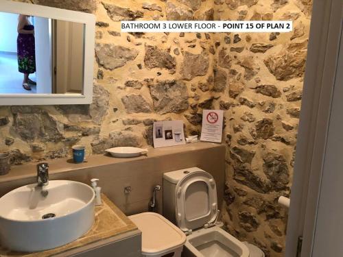 een badkamer met een wastafel en een toilet bij Aegean Dream 2 in Panteli