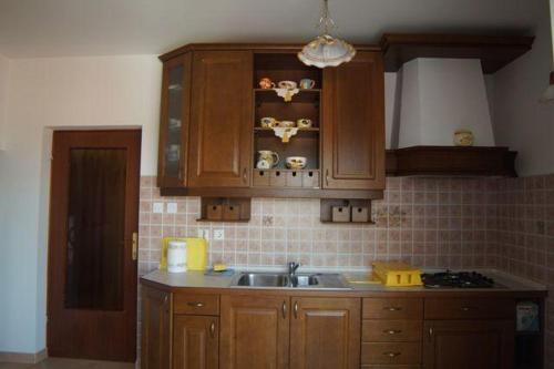 Kuchyňa alebo kuchynka v ubytovaní Beautiful-Banjole-Beachside-Apartment-A1-150m-from-the-beach