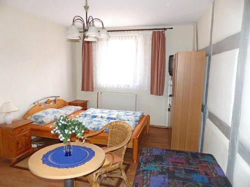 
Ein Bett oder Betten in einem Zimmer der Unterkunft Pension Torgau - Zimmer 9

