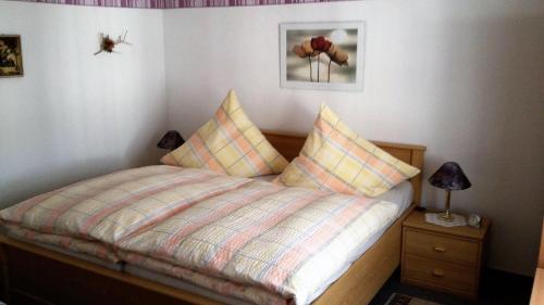 Ein Bett oder Betten in einem Zimmer der Unterkunft Ferienwohnung Ullmann