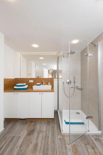 a bathroom with a shower and a sink at Sylter-Juwel-mit-Traumblick in Westerland