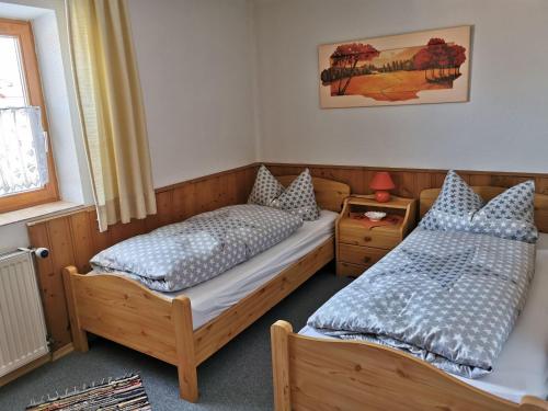 ハイトミューレにあるFerienhaus-Haidweg-Wohnung-3のベッドルーム1室(ベッド2台、窓付)