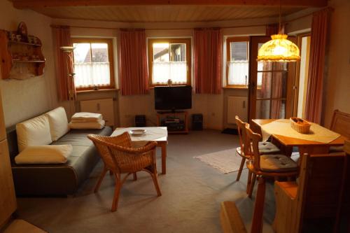 ハイトミューレにあるFerienhaus-Haidweg-Wohnung-6のリビングルーム(ソファ、テーブル付)