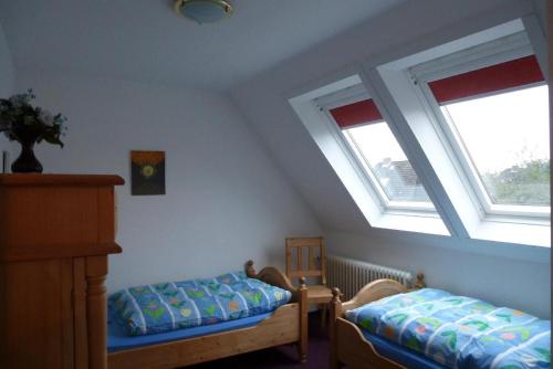 クックスハーフェンにあるHaus-Mueckenbergerの屋根裏部屋 ベッド2台、窓2つ付