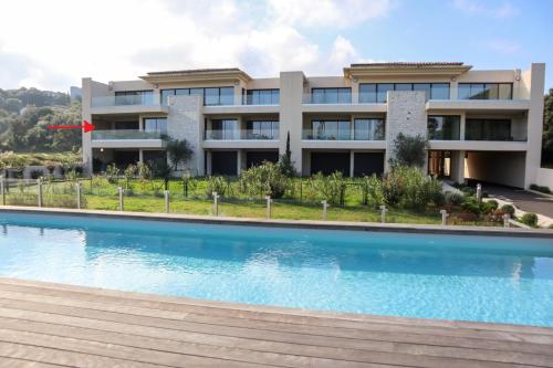 Bazén v ubytování CALADEA Locations de Vacances 5 étoiles, piscine chauffée nebo v jeho okolí