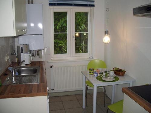 BardowickにあるKleines-Ferienhaus-bei-Lueneburgのキッチン(テーブル、シンク、窓付)