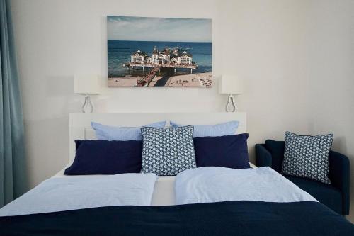 a bedroom with a bed and a picture of a pier at Ferienappartement-Granitz-02 in Ostseebad Sellin
