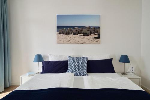オストゼーバート・ゼリンにあるFerienappartement-Granitz-16のベッドルーム1室(青い枕とビーチ付)