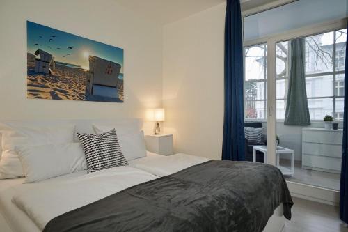 オストゼーバート・ゼリンにあるFerienappartement-Jasmund-13のベッドルーム(大型ベッド1台、大きな窓付)