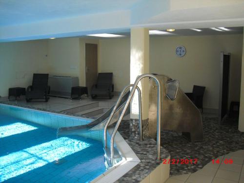 Πισίνα στο ή κοντά στο Allgaeublick-App23-Gaestehaus-in-Bad-Hindelang