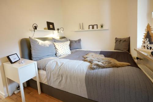 een slaapkamer met een groot bed en een nachtkastje bij Alpseenest in Immenstadt im Allgäu