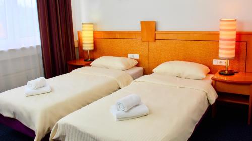 Кровать или кровати в номере Parkhotel Viktoria