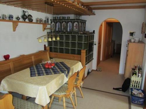 ein Esszimmer mit einem Tisch und Stühlen in einem Zimmer in der Unterkunft Aalener Haus Wohnung 3 in Oberstdorf