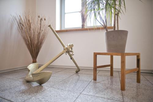 a metal object next to a chair in a room at Zum Goldenen Anker in Stralsund