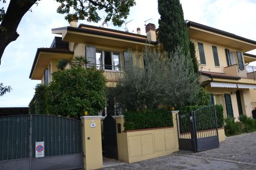 dom z płotem przed nim w obiekcie La Combriccola w mieście Santarcangelo di Romagna