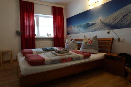 ライト・イム・ヴィンクルにあるEhlershusのベッドルーム1室(赤いカーテン付きのベッド2台付)