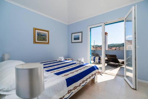 sypialnia z łóżkiem i balkonem w obiekcie Luxury Apartment Marina View No 3 w mieście Vela Luka