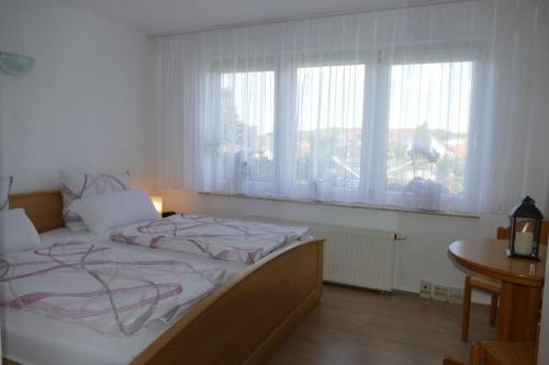 Schlafzimmer mit einem großen Bett und einem Fenster in der Unterkunft Ferienwohnung Amsel - kinderfreundliche Unterkunft in zentraler Lage in Bergen auf Rügen