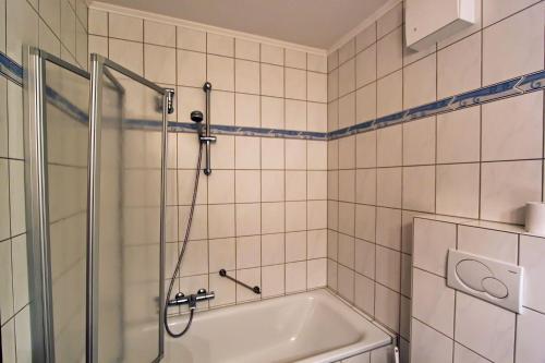 Das Bad ist mit einer Dusche und einer Badewanne ausgestattet. in der Unterkunft Sternbild in Hörnum