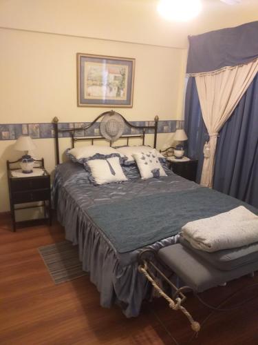 una camera da letto con un letto con cuscini sopra di Vista al mar central a Mar del Plata