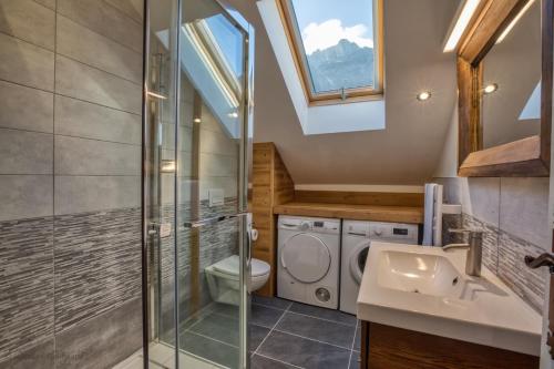 La salle de bains est pourvue d'une douche, de toilettes et d'un lavabo. dans l'établissement Top floor Apartment Mansard - Central Chamonix Mont Blanc Haven, à Chamonix-Mont-Blanc