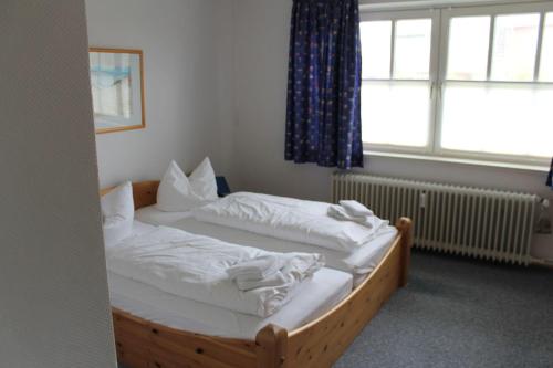 2 Einzelbetten in einem Zimmer mit Fenster in der Unterkunft Apartment "Svenja" in List