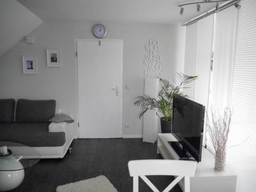 a living room with a tv and a couch at Ferienwohnung-Bullerby in Barkelsby