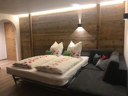 1 cama con almohadas en un sofá en una habitación en Appartement Schneekristall, en Westendorf