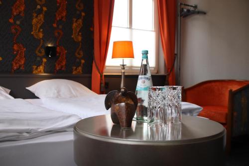 Un pat sau paturi într-o cameră la Krögers Hotel