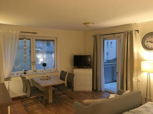 a living room with a table and a tv at Apartment-Seemoewe-1A-Standlage-nur-150m-mit-Parkplatz in Baabe