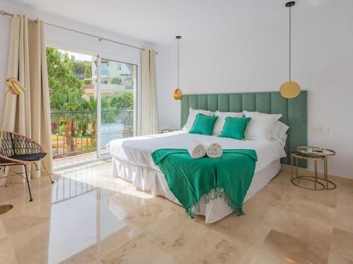 Fotografie z fotogalerie ubytování VACATION MARBELLA I Los Pinos, Elegant and Bright Townhouse, The family Golf Getaway, 5 minutes from Puerto Banus, Security Night time v destinaci Marbella