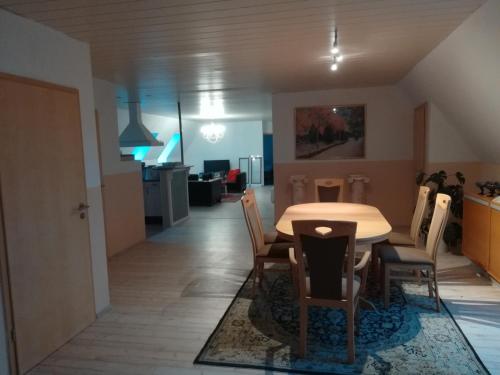 ein Esszimmer und ein Wohnzimmer mit einem Tisch und Stühlen in der Unterkunft Ferie Apartment Skovby Fyn in Bogense