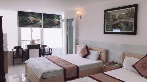 Un pat sau paturi într-o cameră la Hoang Son Hotel