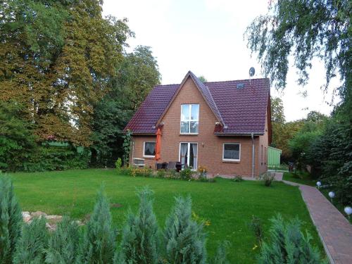 a house with a yard with green grass at Haus-Hempel-1 in Groß Mohrdorf