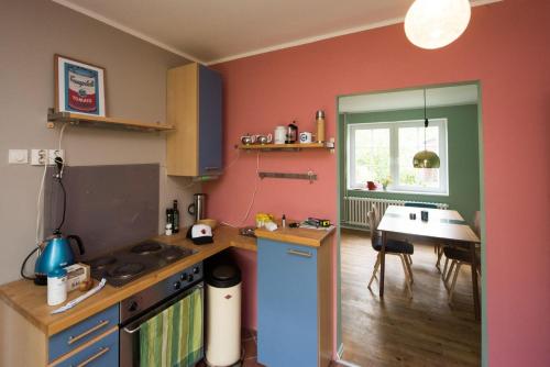 a kitchen with a table and a counter top at Schoenes-Ferienhaus-mit-Garten-Mid-Century-Moebeln-in-Strand-naehe-Avendorf in Avendorf auf Fehmarn