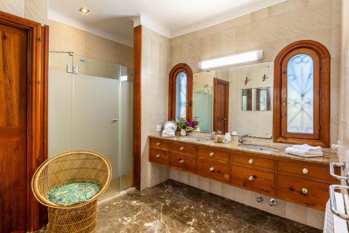 a bathroom with a sink and a mirror at Bon Viure in Marratxí 