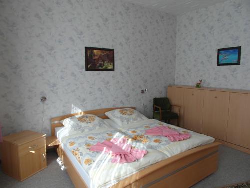 アルテンアウにあるHarzhaus-am-Brunnen-Wohnung-3のベッドルーム1室(人形のベッド1台付)